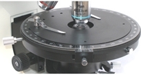 360°可旋轉(zhuǎn)圓形載物臺，中心可調(diào)，可鎖定，刻度格值1，游標(biāo)格值6′